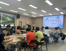 제  목  :  '상반기 자활근로사업단 경영전략 능력 향상과정' 직무교육 참석일  시  :  2025년 5월 26일, 27일(월-화)장  소  :  함안지역자활센터 교육장(경남 함안군 검암천남길 70, 2층)대  상  :  경남지역자활센터 부업사업 참여주민 및 담당 종사자내  용  : 부업사업단인 또또사업단과 일사랑사업단이 함안지역자활센터에서 직무교육에 참여했습니다. 이번 교육은 '경영전략 능력 향상과정'이라는 주제로 사업단의 성장과 협업 역량 강화를 위해 마련되었어요. 오전에는 사업단 조직 운영에 필요한 전략 수립 강의를 통해 조직의 방향성과 내부 역량을 어떻게 정비할지에 대해 고민해보는 시간을 가졌습니다.오후에는 성과를 높이기 위한 협업의 중요성에 대해 배우고 조별 활동을 통해 조직 간 커뮤니케이션의 핵심 가치를 되새겼습니다.서로의 생각을 나누고 의견을 조율해가며 협력의 힘을 다시 한 번 느낄 수 있는 유익한 교육이었어요. 