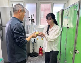 2025년 부활절 기념 간식나눔 행사 - 일시 : 2025년 4월 21일, 월요일 - 대상 : 마산지역자활센터 참여주민 전원 - 내용 : 4월 20일 부활절을 맞아 참여주민분들께 간식을 전달하였습니다. 이번 간식은 계란샌드위치와 두유로 카페102 사업단에서 준비해주셨습니다.             부활의 기쁨과 희망이 가득한 이번 간식 나눔을 통해 참여주민분들께 따뜻한 마음을 전할 수 있었습니다.            부활을 축하드립니다.