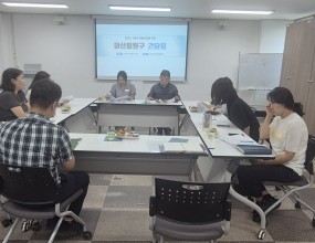 창원시 마산회원구청 간담회 진행- 일 시 : 2026년 8월 13일, 목요일, 오후 2시- 장 소 : 마산지역자활센터 회의실&nbsp;&nbsp;새롭게 부임하신 손정현 마산회원구청장님께서 마산지역자활센터을 찾아주시어&nbsp;현장의 이야기를 나누는 간담회가 진행되었습니다.&nbsp;이날 간담회에 이어 자활근로 현장을 직접 살펴보며, 참여주민들의 근로환경과 안전관리&nbsp;실태를 점검하는 시간도 가졌습니다.자원재활용사업단, 또또사업단에 방문하여 폭염에 대비하여 작업환경과 참여자의 안전관리 실태를 살펴보며,&nbsp;건강하고 안전한 자활근로 환경 조성을 위한 현장 의견을 청취했습니다.&nbsp;앞으로도 민관이 협력하여 참여주민분들이 안전하고 건강하게 근로할 수 있는&nbsp;환경을 만들어갈 수 있도록 최선을 다하겠습니다.&nbsp;